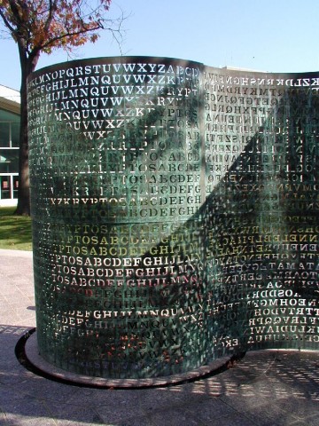 Sculpture “Kryptos” (CIA Headquarters, Langley, VA).  Foto: Jim Gillogly.