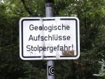 Schild „Geologische Aufschlüsse Stolpergefahr!“
